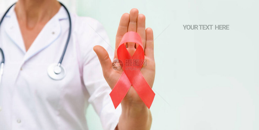 医生手中的艾滋病意识红丝带图片