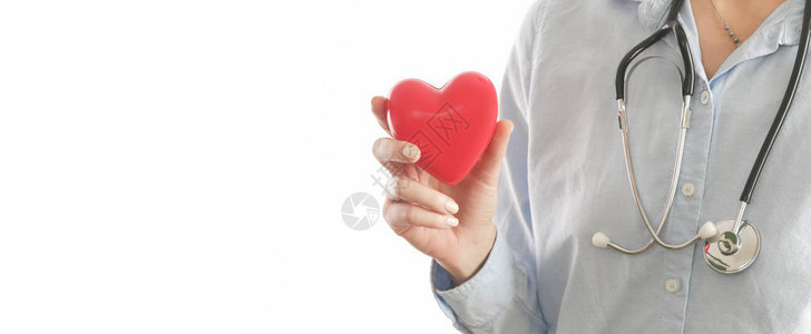 以红心作为健康保健概念象征的医务工作者图片