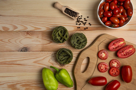 辣椒番茄和青椒配绿色意大利面高品质照片图片