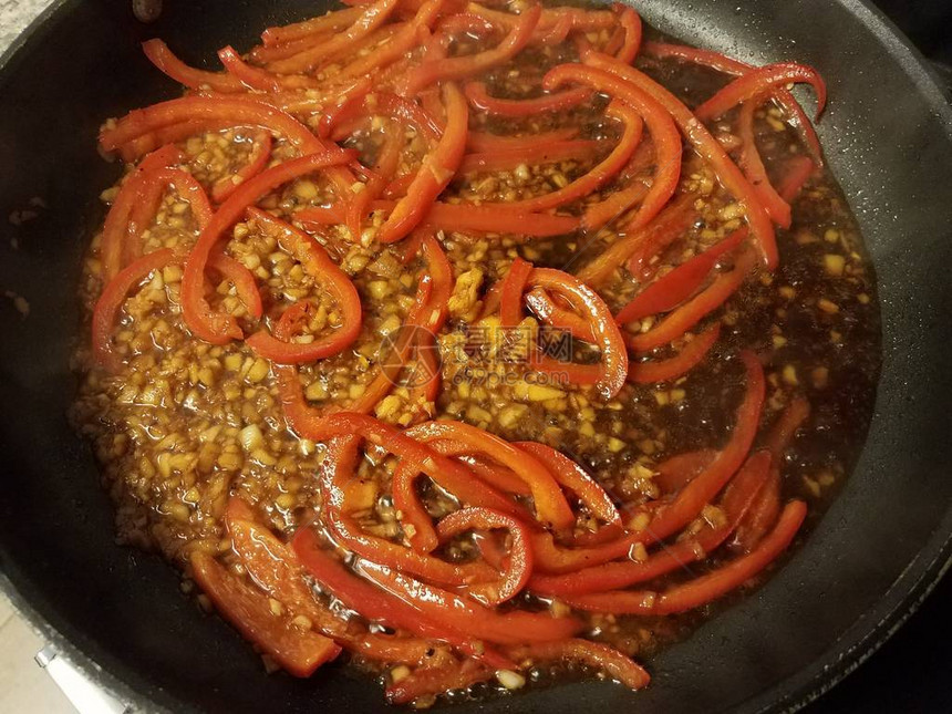 用煎锅煮红辣椒和大蒜做饭或图片
