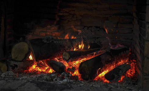 在壁炉里烧木头背景图片