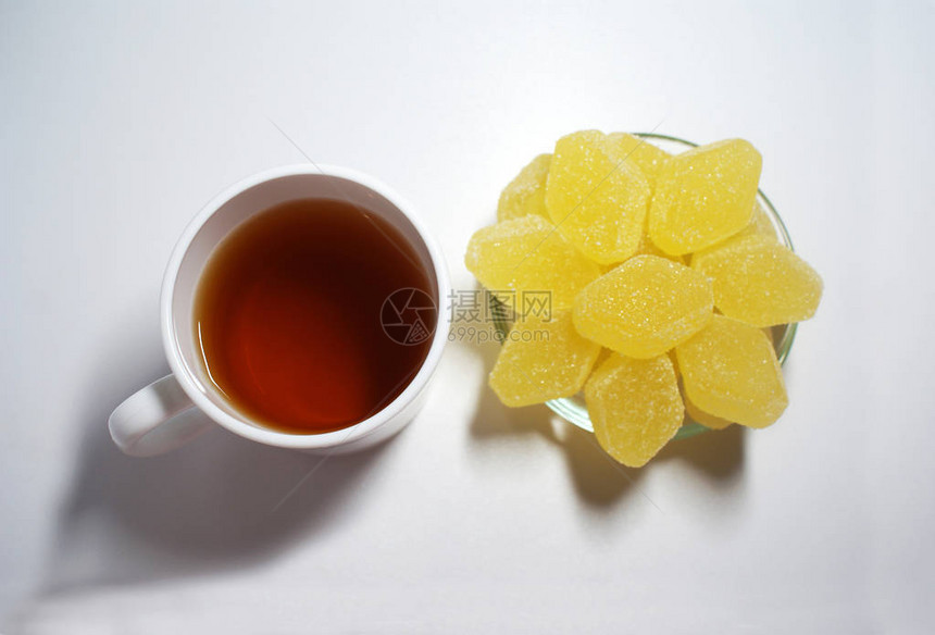 糖焦糖和一杯茶的果酱糖果图片