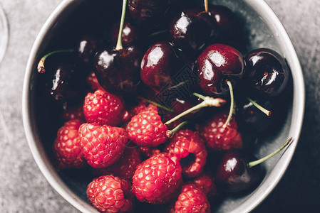 盘子里新鲜草莓和樱桃夏季概念背景图图片