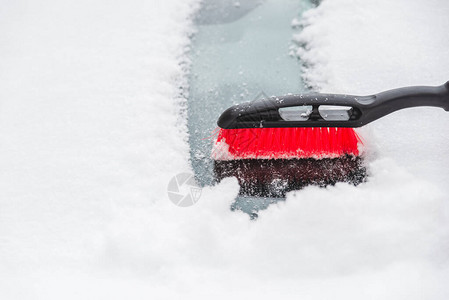 暴雪后的汽车覆雪清洁概念图片