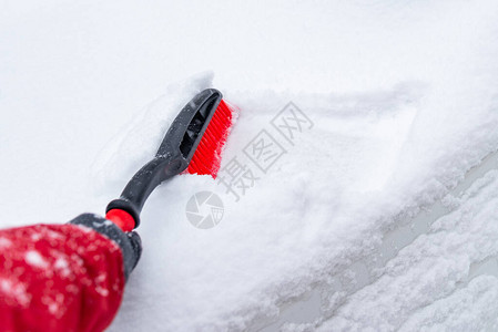 暴雪后的汽车覆雪清洁概念图片