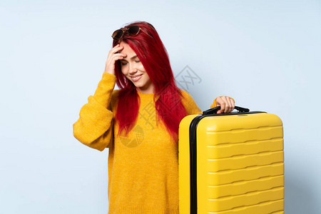 旅行女孩拿着一个手提箱与世隔绝图片