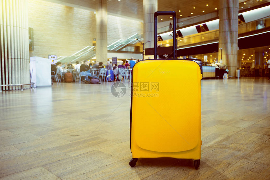行李箱在机场候机楼候机区图片