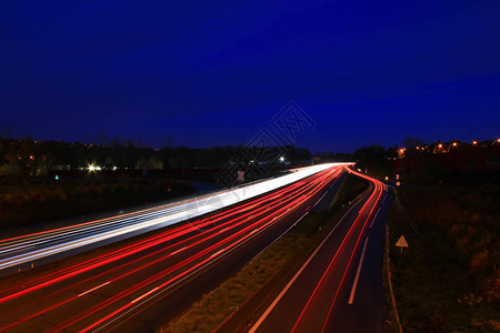 公路光绘晚上从汽车前灯驱动图片
