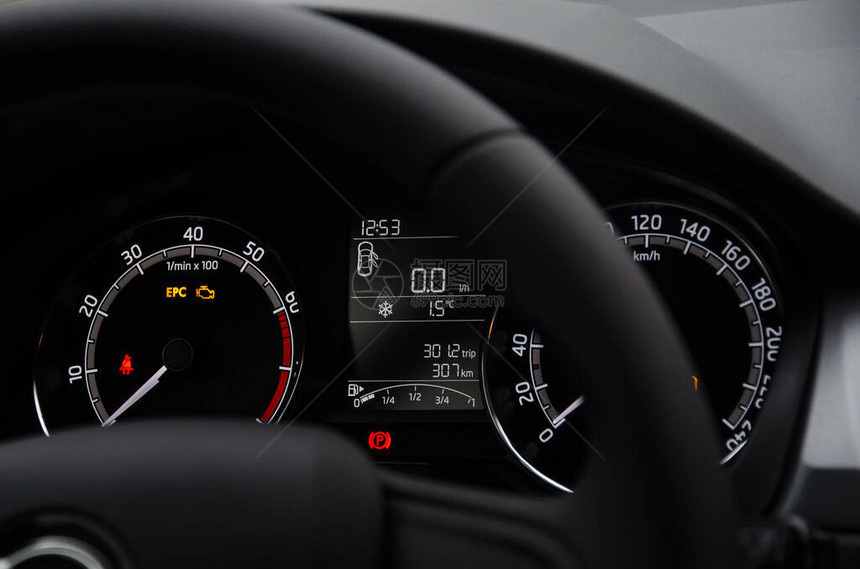 配有速度计时速计和其他指标的汽车仪表板图片