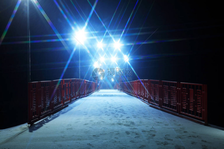 冬天晚上有漂亮的红桥跨河的夜景图片