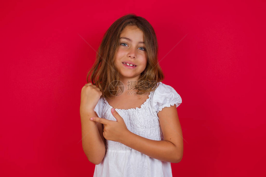 小caucasian女孩匆忙地指着手表急躁的手表以放松的图片