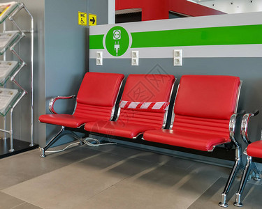 机场上三个红色座位图片