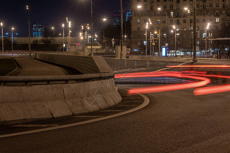 夜间城市公路交图片