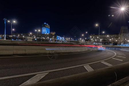 夜间城市公路交图片