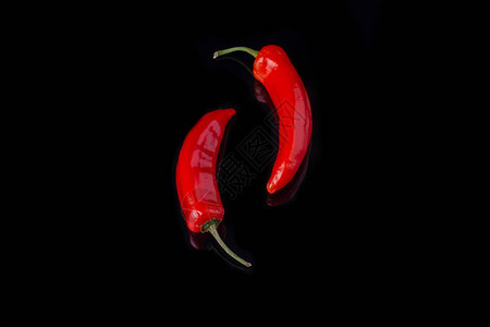 黑色背景上的红辣椒辛辣的食物图片