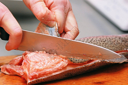 用刀子在板上煮红鱼准备寿司水平图片
