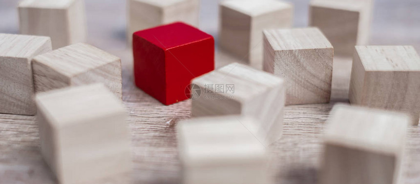 与木块不同的红色立方体块独特的领导者战略独立思考不同商图片