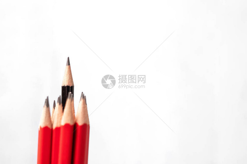 黑铅笔不同于红铅笔人群独特的领导者战略独立思考不同商图片