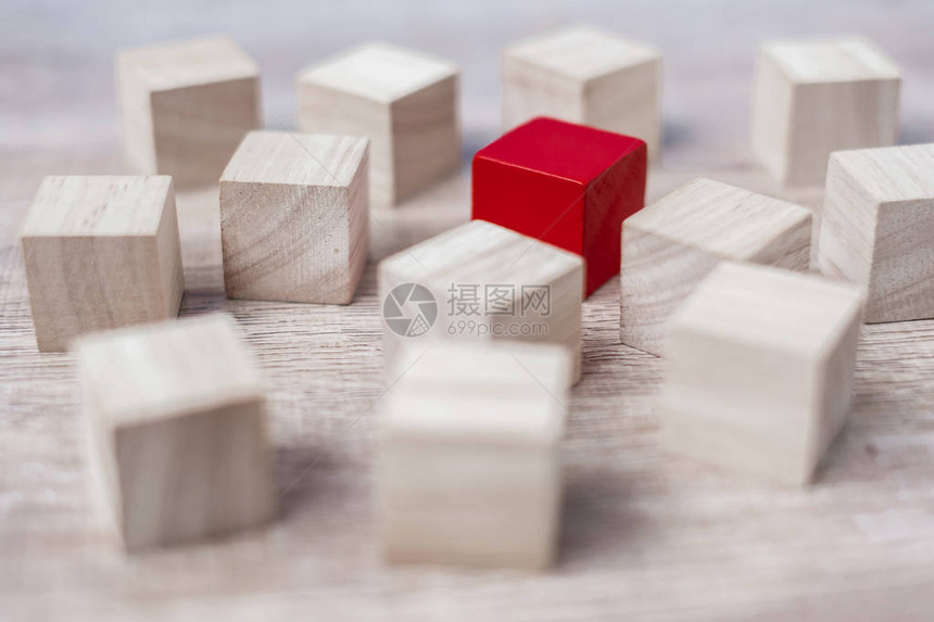 与木块人群不同的红色立方体块独特的领导者战略独立思考不同商图片