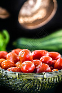 小番茄充满活力的红色小番茄在生锈的图片