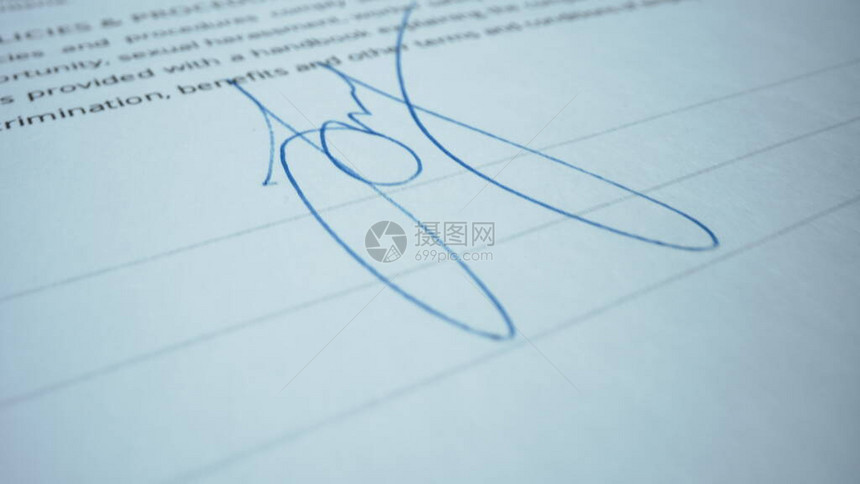 特写签署的财务文件带签名的法律合同详细查看合同标有批准的印章用橡皮戳消息文件页上带有图片