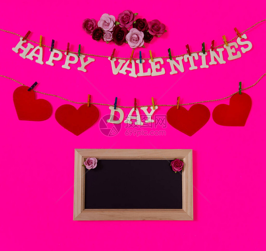 情人节快乐红心和鲜花在粉红背景上在黑图片
