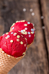 冰淇淋草莓勺甜筒圣代图片