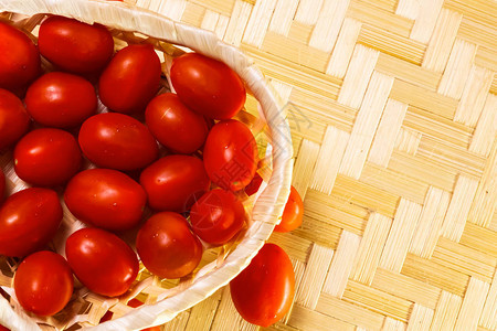 番茄多种蔬菜熟鲜亮的篮子木图片