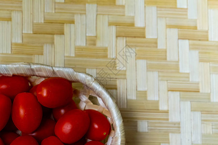 菜篮浅蜜蜂木制复空间中多种蔬菜主要沙莎酱图片