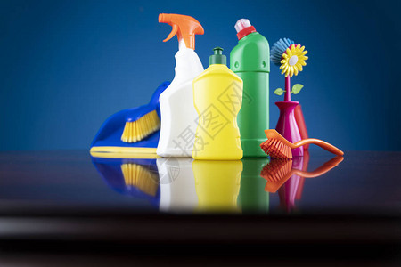 五颜六色的清洁产品组成清洁概念图片