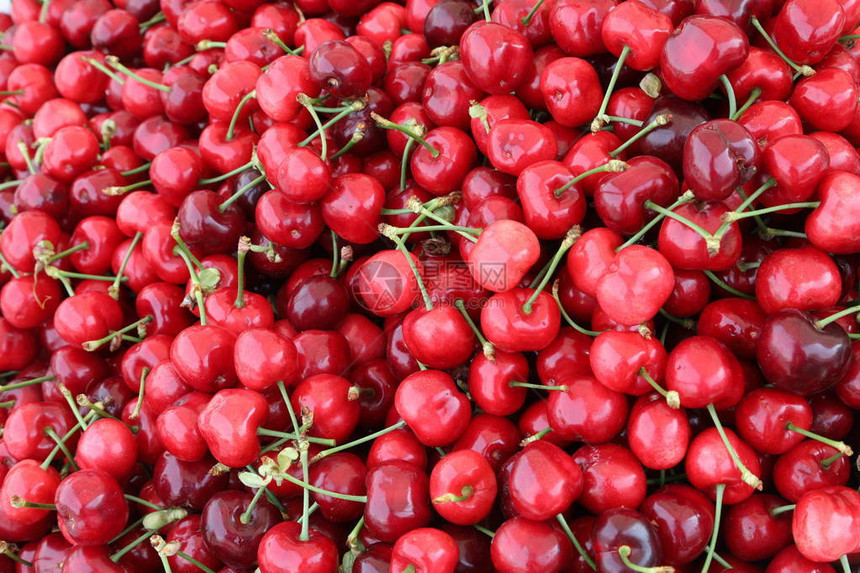 水果市场许多红樱桃的图片