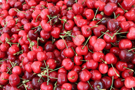 水果市场许多红樱桃的背景图片