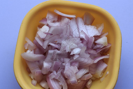 腌制切碎的红洋葱用于烹饪图像图片