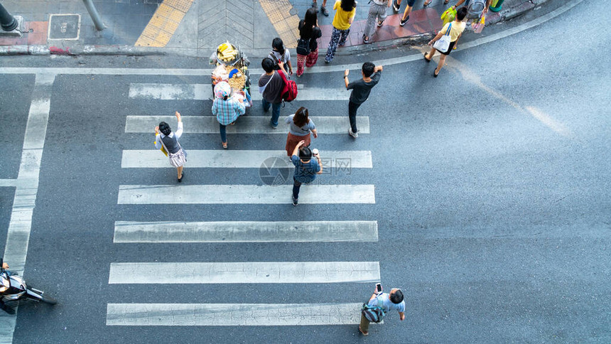 模糊人们正在穿过城市的人行横道图片