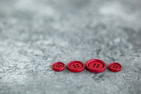 混凝土背景的红色编织钮扣大型布基高清图片