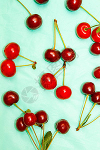 樱桃莓以绿宝石背景为顶层视图案由新鲜的浆果制图片