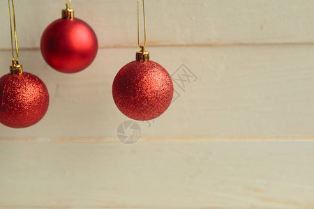 三个红色圣诞球木制背景复制空图片