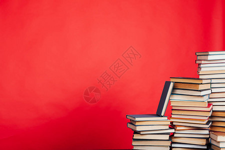 在大学图书馆学习的很多书红背景的背景图片