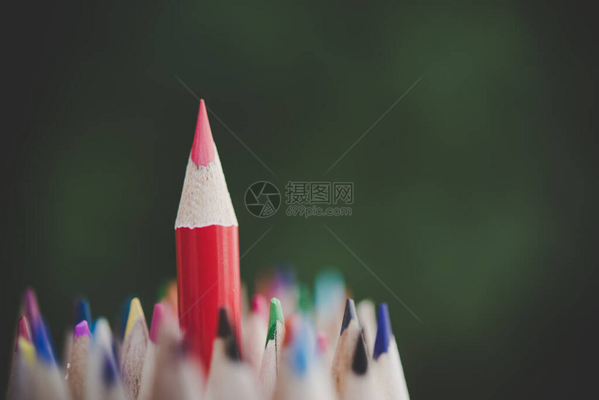 红铅笔代表站在人群外的图片