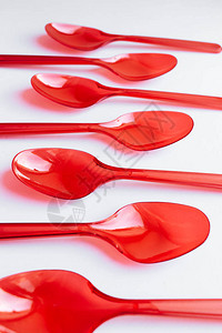 红色塑料勺子平铺图片