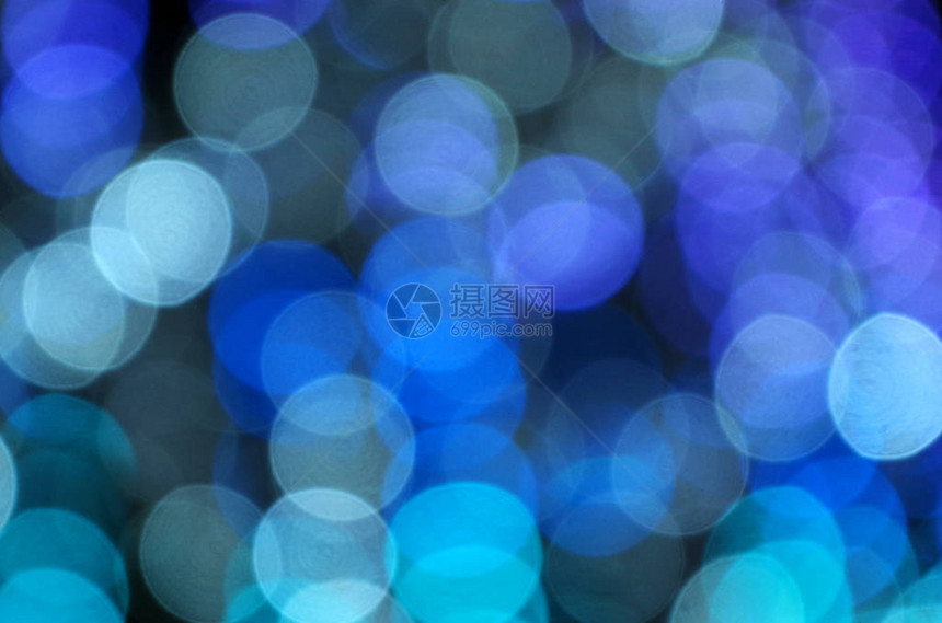 抽象的模糊背景模糊的灯光带有蓝色灯光的模糊花环蓝色调圣诞节即图片