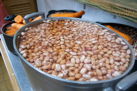 豆和胡萝卜豆许多豆粒在水中的背景棕豆质地饮食史关背图片