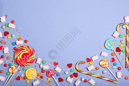 在彩色背景最上方视图上的糖果和糖果图片