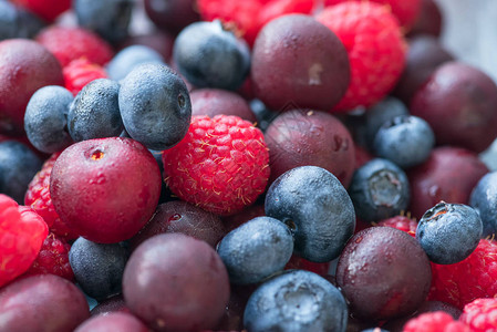 成熟的新鲜浆果覆盆子蓝莓樱桃的背景图片