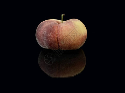 黑底的桃子玻璃上反射的里普桃子图片