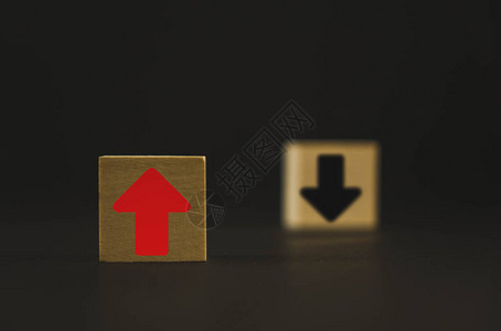 桌子上的两个木方是红黑两色图片