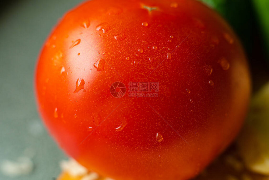 专注红番茄冲洗的照片在桌子上图片