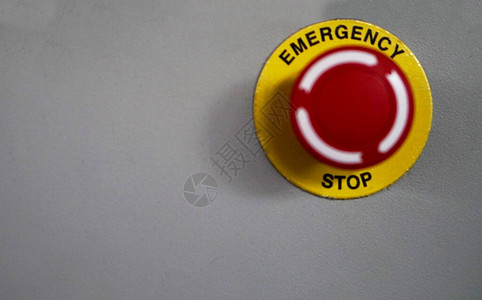 在工业机器控制面板上关闭红色开关或紧急停机按钮的红色图片