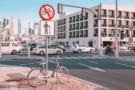 禁止骑自行车在公路上进一图片