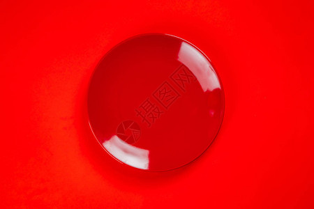 红色背景上的红色盘子图片